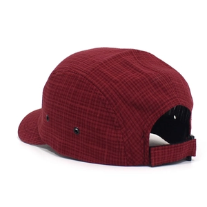Achteraanzicht van bordeauxrode 5-panel camp cap met verstelbare band en metalen oogjes