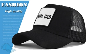 Dettaglio del ricamo Girl Dad su cappello trucker nero con rete e visiera curva