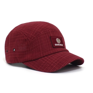 Detailopname van wijnrode 5-panel katoenen pet met getextureerde stof en oogjes