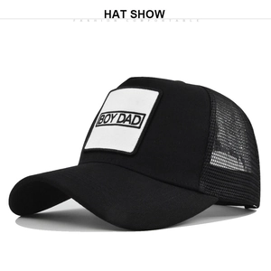 Détail de la casquette trucker noire Boy Dad avec filet respirant et patch blanc brodé