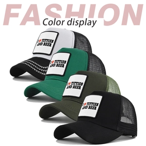 Detail von bestickten Mesh-Trucker-Hüten in verschiedenen Farben mit verstellbarem Verschluss
