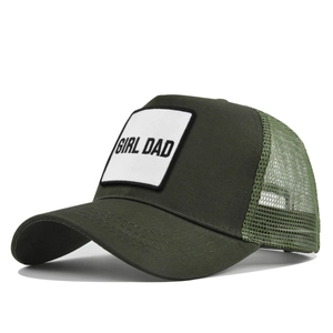Dettaglio del cappellino trucker verde militare con toppa ricamata bianca Girl Dad