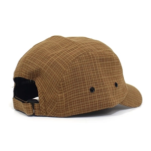 Detail van de bruine geblokte 5-panel pet met metalen ogen en verstelbare sluiting