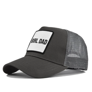 Dettaglio del cappello trucker Girl Dad grigio scuro con pannelli in rete traspirante