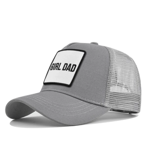 Dettaglio cappello trucker grigio con toppa ricamata GIRL DAD e visiera in twill di cotone