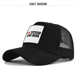 Detail einer schwarzen Trucker-Cap mit Netzrücken und 'I ❤️ TITTIES AND BEER' Stickerei