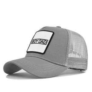 Détail de la casquette trucker grise avec patch en toile BOY DAD et filet respirant