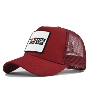 Detailansicht der weinroten Trucker-Mütze mit Mesh-Rücken und 3D-Stickerei für Herren