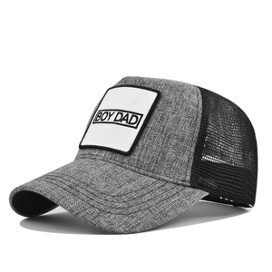 Détail du filet arrière et du patch Boy Dad sur la casquette trucker grise et noire