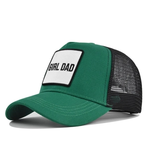 Dettaglio della toppa ricamata Girl Dad sul cappellino da baseball con rete traspirante