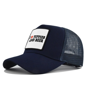 Makro-Detail der dunkelblauen Trucker-Cap mit weißem I Love Titties and Beer Stickerei-Patch