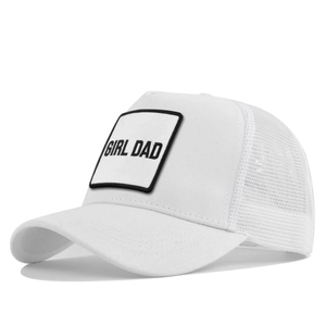 Dettaglio del cappellino trucker bianco con ricamo Girl Dad e rete traspirante