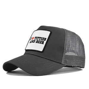 Detailansicht der Trucker-Mütze mit besticktem Aufnäher I Love Titties and Beer