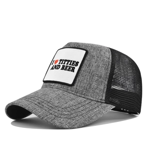 Detailansicht der Trucker-Mütze mit besticktem Aufnäher I love titties and beer
