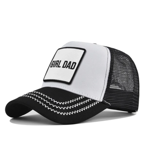 Dettaglio delle cuciture a onda sulla visiera curva di questo cappello Girl Dad
