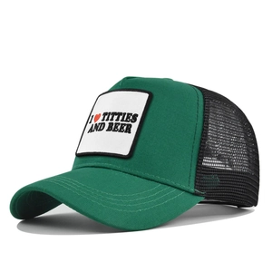 Detailansicht der Trucker-Cap mit Netzrückseite und Patch auf der dunkelgrünen Krone