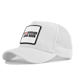 Detailaufnahme der weißen Mesh Trucker Cap mit 3D Stickerei und humorvollem Patch