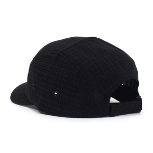 Detailweergave van zwarte 5-panel pet met ruitstructuur en verstelbare nylon band