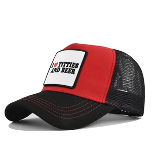 Rote und schwarze Trucker-Mütze mit Netzrücken und 'I ❤️ TITTIES AND BEER' Stickerei