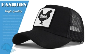 Detail van zwarte trucker pet met gaas en patch van een haan met tekst mom