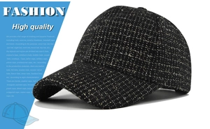 Gros plan détaillé d'une casquette de baseball en tweed noir avec fils dorés luxueux