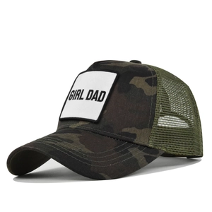 Dettaglio del ricamo Girl Dad su cappello trucker mimetico con rete traspirante posteriore