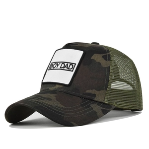 Détail de la casquette trucker camouflage avec écusson BOY DAD et filet vert olive