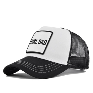 Dettaglio del cappellino trucker Girl Dad con cuciture a contrasto e rete traspirante