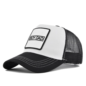 Détail de la broderie BOY DAD et de la maille respirante sur la casquette de type trucker