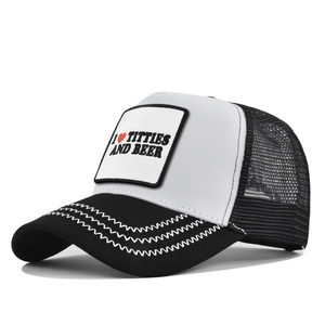 Schwarz-weiße Trucker Cap mit Mesh-Rückseite und Stickerei auf dem gebogenen Schirm