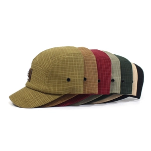 Detail van 5-panel katoenen campingpetten in meerdere kleuren met metalen oogjes aan de zijkant