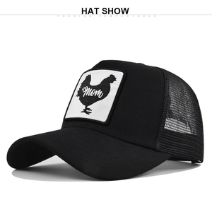 Detail van zwarte trucker hat mesh en vierkante patch met geborduurde haan silhouet en Mom tekst