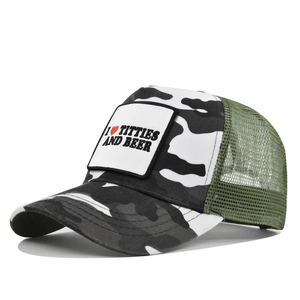 Detailansicht der Camo-Netzkappe mit I Love Titties and Beer Stickerei auf Weiß