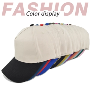 Vielzahl an farbenfrohen 5-Panel Baseballkappen gestapelt zur Anzeige aller Farboptionen