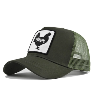 Detail van olijfgroene mesh trucker pet met een haan patch en Mom tekst