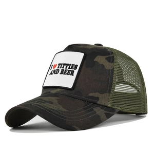 Makroaufnahme von atmungsaktivem Netz und Camouflage-Druck auf der Trucker-Cap