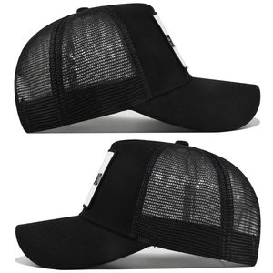Dettaglio del cappellino trucker nero con pannelli a rete e ricamo toppa ND rettangolare