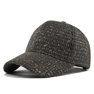 Détail de la casquette de baseball gris foncé avec texture de fils dorés étincelants et motif