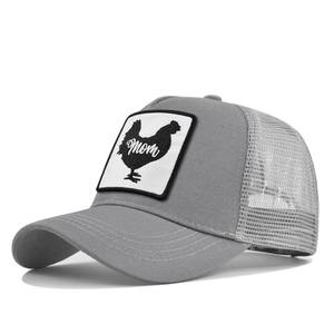 Detail van grijze mesh trucker pet met haan patch en mom borduurwerk op de voorkant