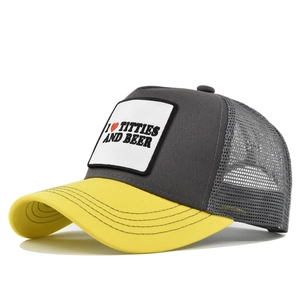 Detaillierte Stickerei auf grauer Trucker-Cap mit gelbem Schirm und lustigem Aufnäher