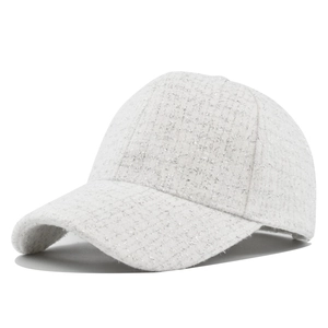Détail d'une casquette blanche avec des fibres pailletées argentées et texture brillante