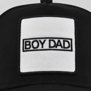 Casquette de baseball noire BOY DAD avec écusson brodé blanc et détails en maille