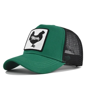 Groene trucker pet met mesh achterkant en haan patch met MOM tekst borduurwerk
