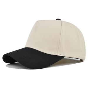 Detailansicht der 5-Panel-Baseballkappe mit cremefarbener Krone und schwarzem Schirm