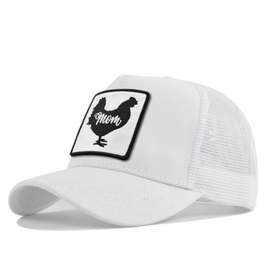 Detailaanzicht van witte mesh trucker pet met zwarte haan patch en mom tekst erop