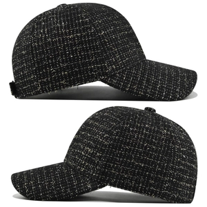 Détail d'une casquette de baseball en tweed noir et doré avec texture en fil métallique