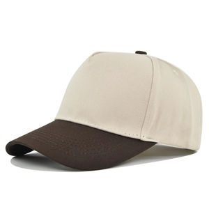 Detailansicht des cremefarbenen und braunen zweifarbigen 5-Panel-Baseballcaps von der Seite