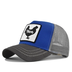 Detail van blauwe truckerpet met grijs gaas en haan-patch met mom-borduursel