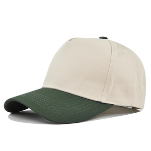 Detail der 5-Panel-Baseballkappe mit cremefarbenem Stoff und dunkelgrüner Schirmnähte