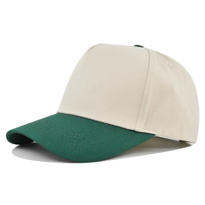 Detailansicht der Nähte und der zweifarbigen Textur dieser 5-Panel-Baseballkappe